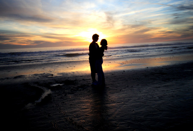 beach kissing